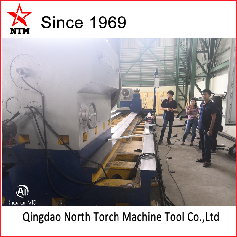 我司工程師成功完成我司生產(chǎn)的重型機(jī)械臥式車床CG61200*8000/40T 的安裝，調(diào)試與培訓(xùn)